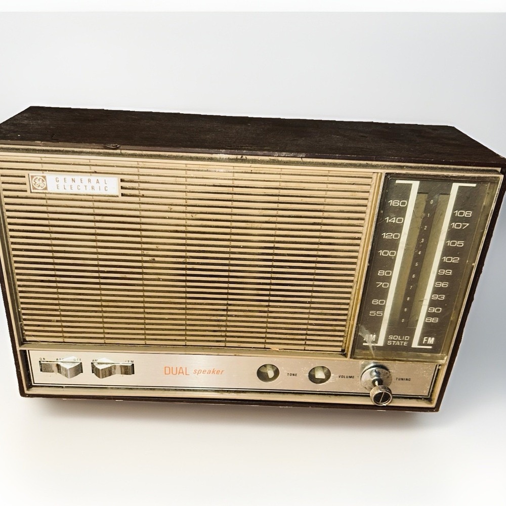 Vintage GE Dual Speaker AM FM Solid State Radio Woodgrain Tabletop Model Works